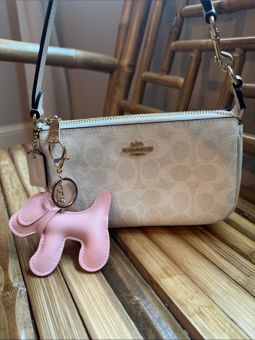 💜 New Coach Cream Ivory Pebbled Leather Wristlet Pouch bag with Pink Dog Charm